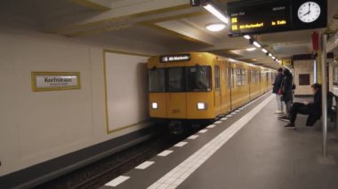 Berlin, Almanya - Kasım, 2018 yaklaşık: - bekleyenler Ubahn metroda yeraltı tren istasyonu. Ağır çekim.