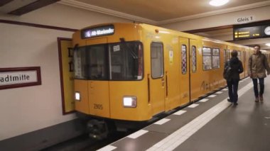 Berlin, Almanya, Kasım 2018 - yaklaşık Metro İstasyonu Berlin'de gelen. İnsanlar yürüme. Stadtmitte istasyonu. Ağır çekim.