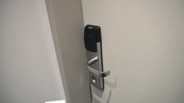 Elektronik kilit oda kapı açmak için kart anahtar kullanarak bir otel konuk closeup çekim.