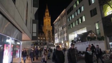 Münih, Almanya - 20 Kasım 2018: New Town Hall Marienplatz Münih şehir üzerinde. Gece vakti. 4 k görüntüleri.
