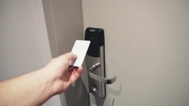 Otel konuk oda kapı elektronik kilit açmak için kart anahtar kullanma.