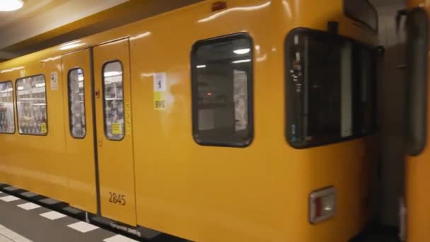 Berlin, Niemcy - Circa lis, 2018: Subway przybywających na stacji w Berlinie. Ludzie chodzą wzdłuż platformy. — Wideo stockowe