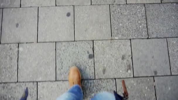 L'homme marche sur les dalles de pavage de Munich. Point de vue . — Video