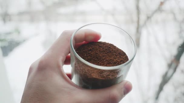 Barista professionnel montrant fraîchement moulu café de haute qualité et le degré de sa torréfaction. Vidéo 4k . — Video