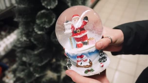 Шинный зимний снежный шар с Санта-Клаусом внутри, 4K . — стоковое видео