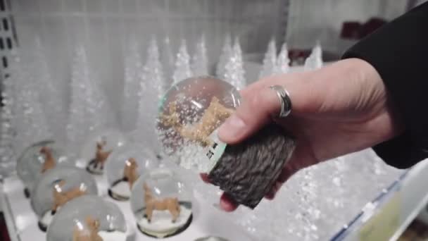 Lesklá zimní sněhové koule s sobů Santa Clause uvnitř, 4k. — Stock video