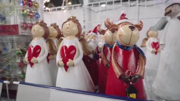 SUMY, UCRÂNIA - DEC 05, 2018: Figuras decorativas de Natal de anjos e animais. Preparação para as férias de Ano Novo, seleção de decoração de Ano Novo . — Vídeo de Stock