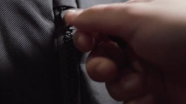 Bir yüksek kaliteli seyahat sırt çantası unzipping ZIP. Yan görünüm.