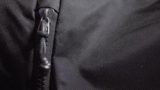 Mužské ruky odepne sportovní batoh. Detailní záběr. — Stock video