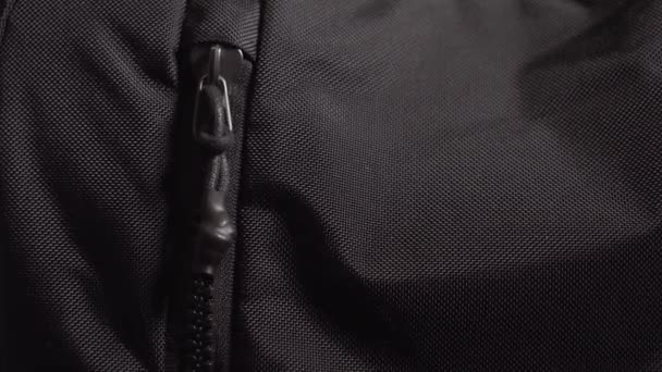 Čelní pohled ruční otevření zip ze sportovní batoh bag. — Stock video