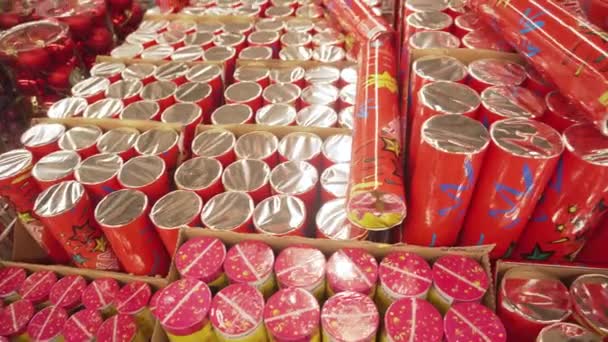 Soemy, Oekraïne - Dec 12, 2018: Christmas Crackers ook bekend als bons bons in een markt, 4k. — Stockvideo