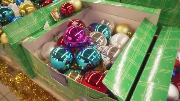 Sumy Ουκρανία - 12 Δεκεμβρίου 2018: Όμορφο χριστουγεννιάτικο δέντρο διακόσμηση μπάλες σε μια Χριστουγεννιάτικη αγορά. 4k. — Αρχείο Βίντεο