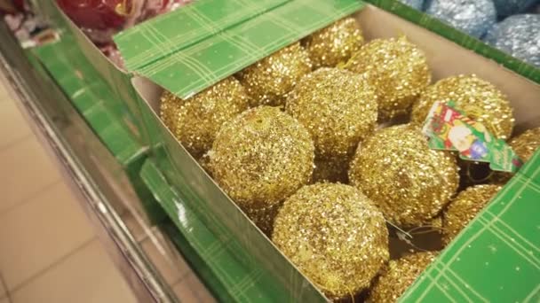 SUMY, UKRAINE - DEC 12, 2018: Brinquedos de férias, bolas brilhantes para decorar a árvore de Natal na cor dourada . — Vídeo de Stock