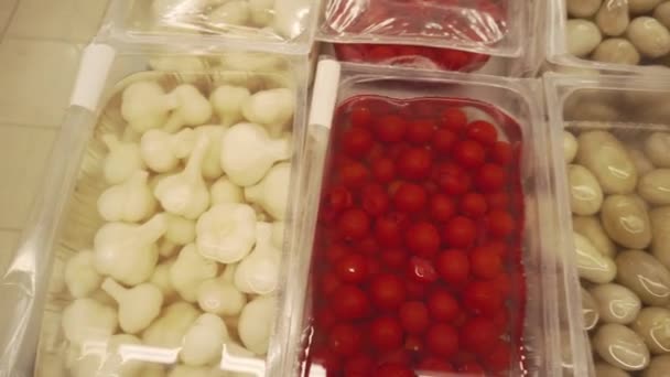 別の漬物のショットをパン ニンニク キュウリ 市場でトマト 解像度 — ストック動画