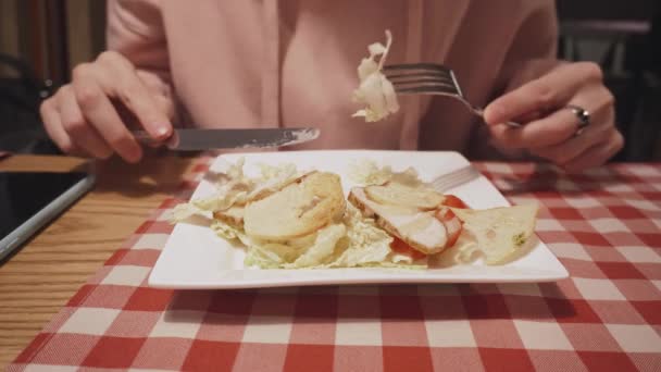Случайная девушка ест здоровый салат сидя в ресторане . — стоковое видео