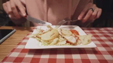 Kafede salata yemek güzel kadın.