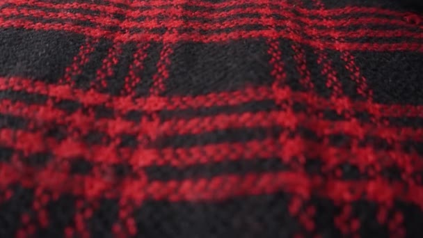 Varm rutig halsduk, röda och svarta färger. 4 k-upplösning. — Stockvideo