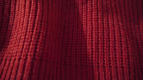 Detaljerad bild av en röd stickad tröja. Kan användas som bakgrund. — Stockvideo