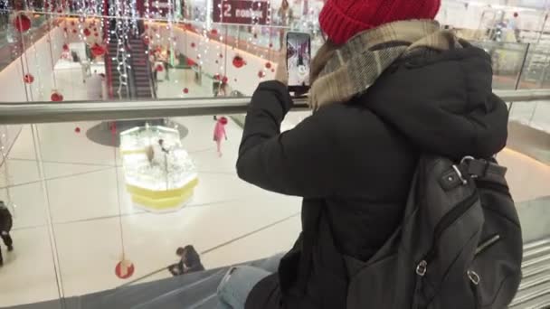 SUMY, UKRAINE - DEC 16, 2018 : Une femme branchée enregistre une vidéo timelapse pour son blog vidéo dans le centre commercial . — Video