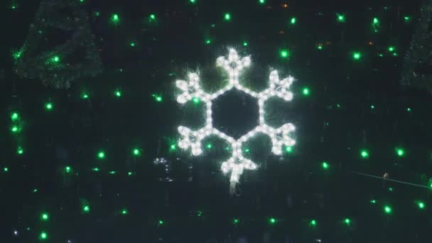 Primo piano di fiocco di neve di decorazione bianco lucido su un albero di Natale . — Video Stock