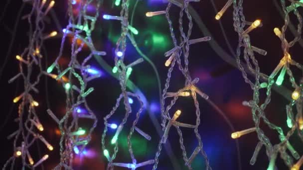 Weihnachtsbeleuchtung vor dunklem Hintergrund. Nahaufnahme. — Stockvideo