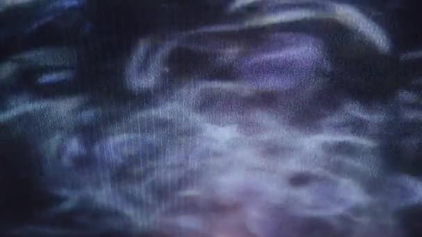 Projeção abstrata de ondas em uma parede em uma sala escura. Tom frio, 4K . — Vídeo de Stock