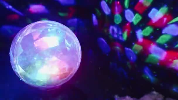 面发光的节日迪斯科球花环在黑暗中旋转 分辨率 — 图库视频影像