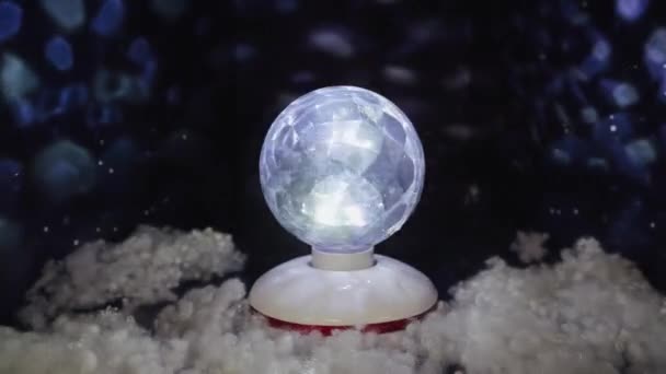 Kouzelný věnec, led disco koule otáčí ve tmě. — Stock video