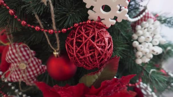 Червона різдвяна іграшка, блискуча плетена на ялинці . — стокове відео