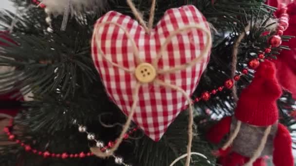 Corazón decorativo - Decoración de Navidad en el árbol de Navidad . — Vídeos de Stock