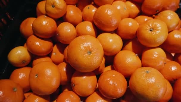 Vers geplukte Spaanse mandarijnen zijn klaar voor de verkoop in de plaatselijke supermarkt. Gezonde biologische voeding. — Stockvideo
