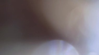 Parlama, projenizde yaratıcı bir arka plan oluşturmak için çok renkli cam parçacıkları yansımaları.
