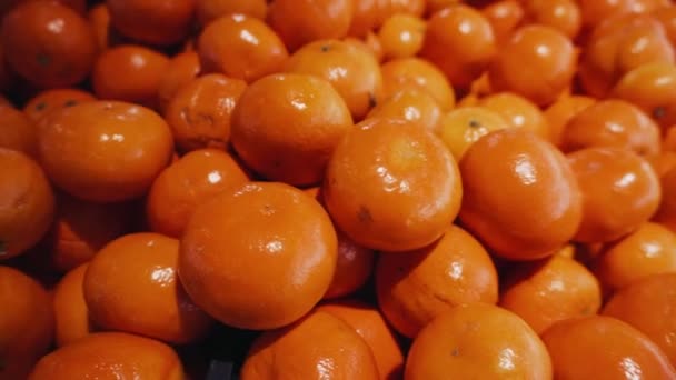 Tangerinas suculentas frescas na caixa de um supermercado de supermercado. Conceito de alimentação saudável . — Vídeo de Stock