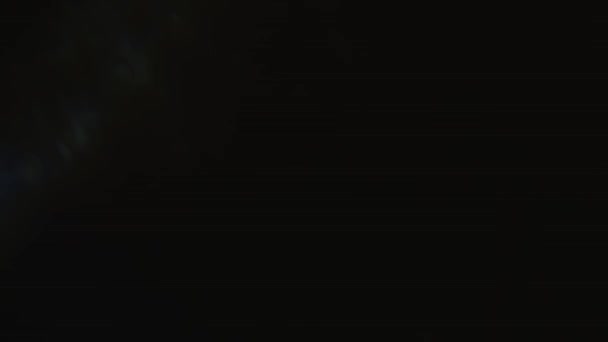 La lumière holographique colorée fuit des impulsions et brille dans l'obscurité. Dreamy avstract fond .