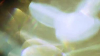 Hızlı hareketli fütüristik yanardöner bokeh. Çok renkli parlak yüzeyi ve arka plan parlayan.