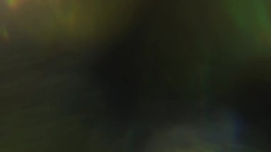 Fütüristik bir atmosfer, holografik titreşen zirveler, karanlık bir arka plan üzerinde kristalleri yansımaları.