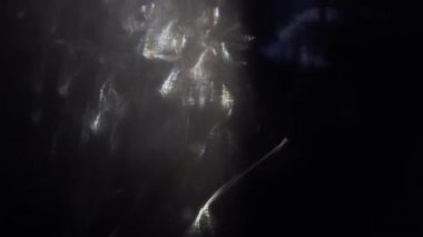 Muhteşem futuristik arka plan, doğal kristal hafif bozulma, karanlık bir arka plan üzerinde parlama.