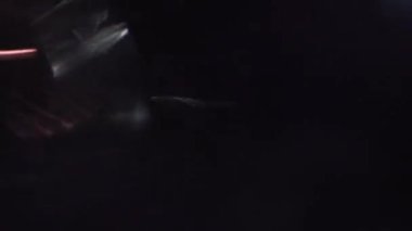 Işık karanlıkta büyülü bir oyun. Sıcak ve soğuk renkler karışımı. Parlama, bozulma, geçişler.