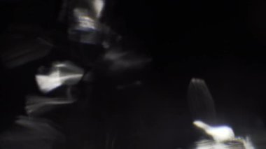 Parıldayan kristal yansımaları, karanlıkta parlamayı.