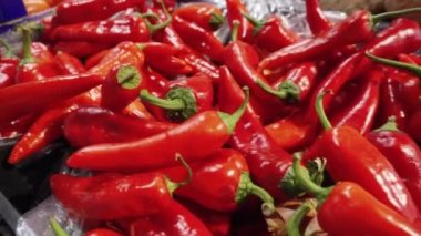 Kırmızı sıcak biber yerel süpermarkette Pan. Organik gıda kavramı.