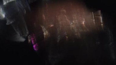 Çok renkli parçacıklar, fütüristik bokeh karanlıkta yavaşça düşüyor.