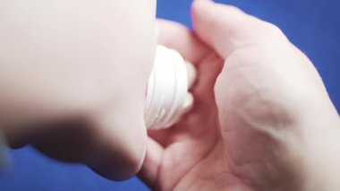 Yavaş hareket eden birinin tıp savaşabilir. Erkek elinde yuvarlak beyaz hap.