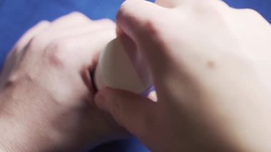 Hasta yavaş yavaş hapları kavanoz açar ve kamera önünde gösterir. Ağır çekim.