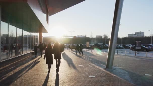 SUMY, UCRANIA - 19 DE ENE DE 2019: Una multitud de personas caminando cerca del centro comercial. Día libre, tiempo soleado, invierno . — Vídeo de stock