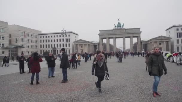Berlin, Duitsland - Nov 24, 2018: Toeristen menigte lopen op het plein in de buurt van Brandenburger Tor. — Stockvideo
