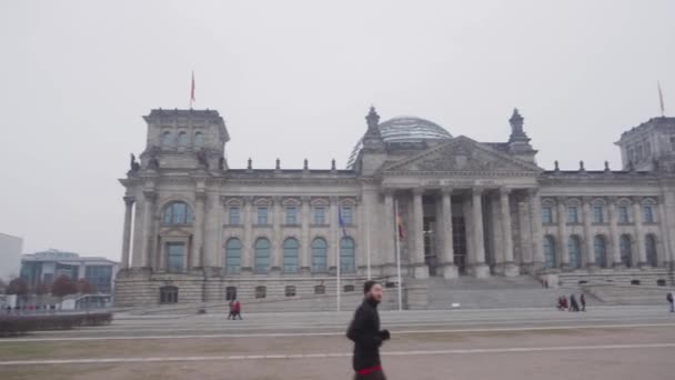 BERLIM, ALEMANHA - NOV 24, 2018: O Bundestag alemão. Tiro Pan. O atleta corre na frente da câmera . — Vídeo de Stock