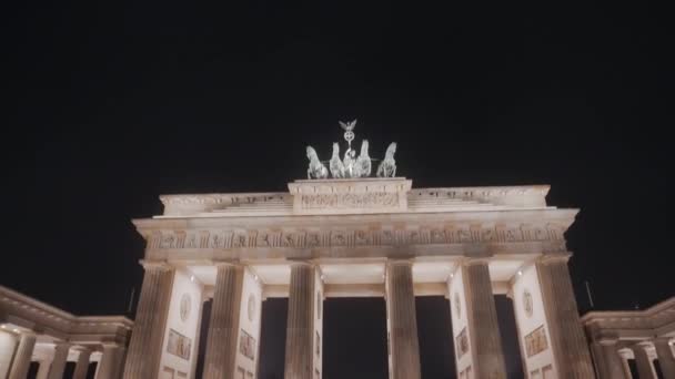 BERLÍN, ALEMANIA - 23 NOV 2018: Vista nocturna de la Puerta de Brandeburgo en Berlín . — Vídeo de stock