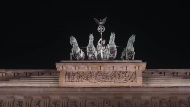 Closeup shot of a of quadriga statue sculpture on Brandenburg Gate, night view. — Stock Video