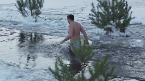 SUMY, UKRAINE - 19 JAN 2019 : Gros plan d'un homme qui entre dans le trou et plonge dans l'eau glacée froide . — Video