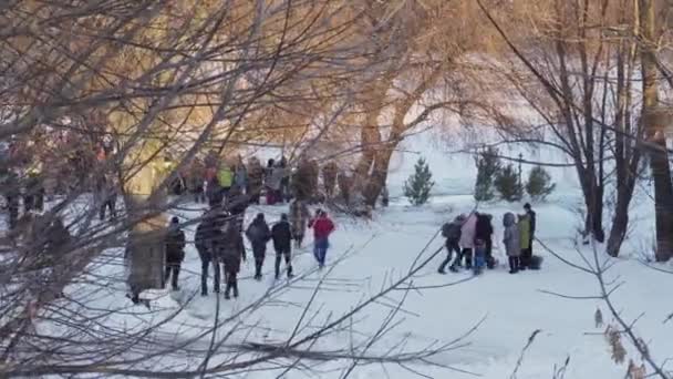 SUMY, UCRANIA - 19 ENE 2019: La gente en un soleado día de invierno en el baño de Epifanía . — Vídeo de stock